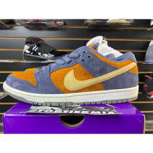Load image into Gallery viewer, NIKE SB DUNK LOW LIGHT CARBON MONARCH SZ 10.5 BRAND NEW