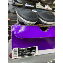 Load image into Gallery viewer, NIKE SB LOW ATMOS ELEPHANT SZ 10.5