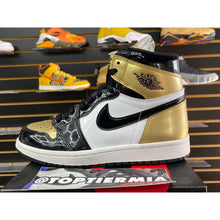 Load image into Gallery viewer, air jordan 1 high og gold toe top 3 2017 sz 6
