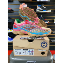 Load image into Gallery viewer, SAUCONY PROGRID OMNI 9 JEA TIPS TO DO LIST TAN SZ 11.5
