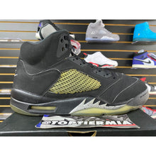 Load image into Gallery viewer, AIR JORDAN 5 BLACK METALLIC 2016 SZ 12
