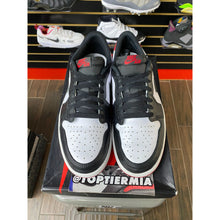 Load image into Gallery viewer, AIR JORDAN 1 LOW BLACK TOE SZ 11

