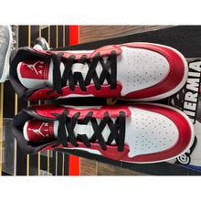 Load image into Gallery viewer, AIR JORDAN 1 MID CHICAGO (GS) SZ 5Y
