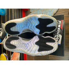 Load image into Gallery viewer, AIR JORDAN 11 LOW EMERALD SZ 12 BRAND NEW

