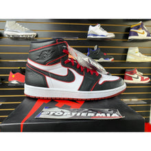 Load image into Gallery viewer, AIR JORDAN 1 BLOODLINE SZ 10.5
