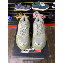 Load image into Gallery viewer, BALENCIAGA TRIPLE S CLEAR SOLE SZ 7
