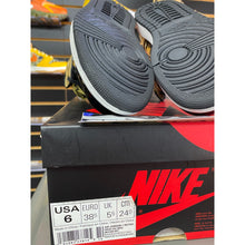 Load image into Gallery viewer, air jordan 1 high og gold toe top 3 2017 sz 6
